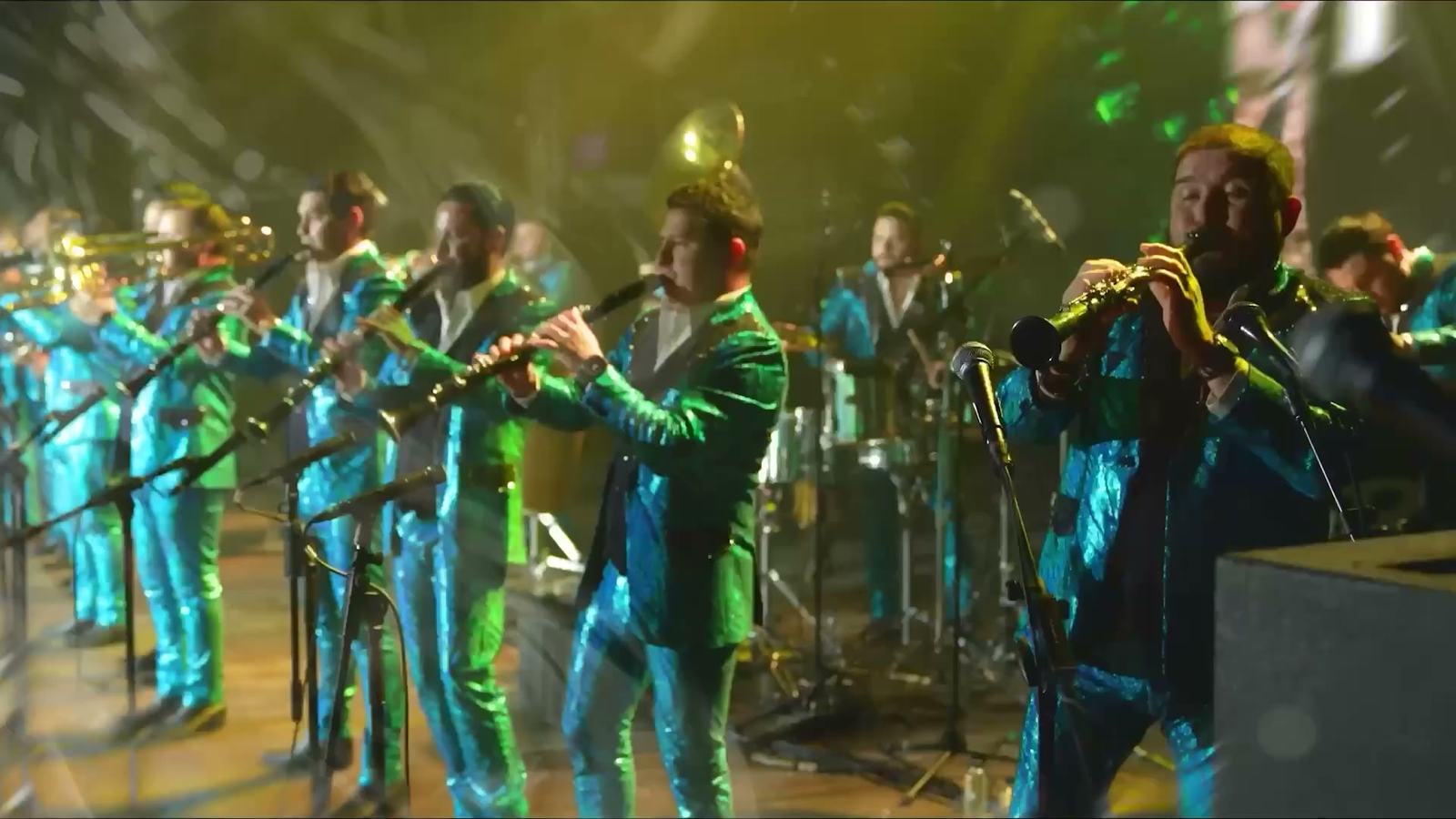 La Banda El Recodo al completo sobre el escenario, con los metales al frente