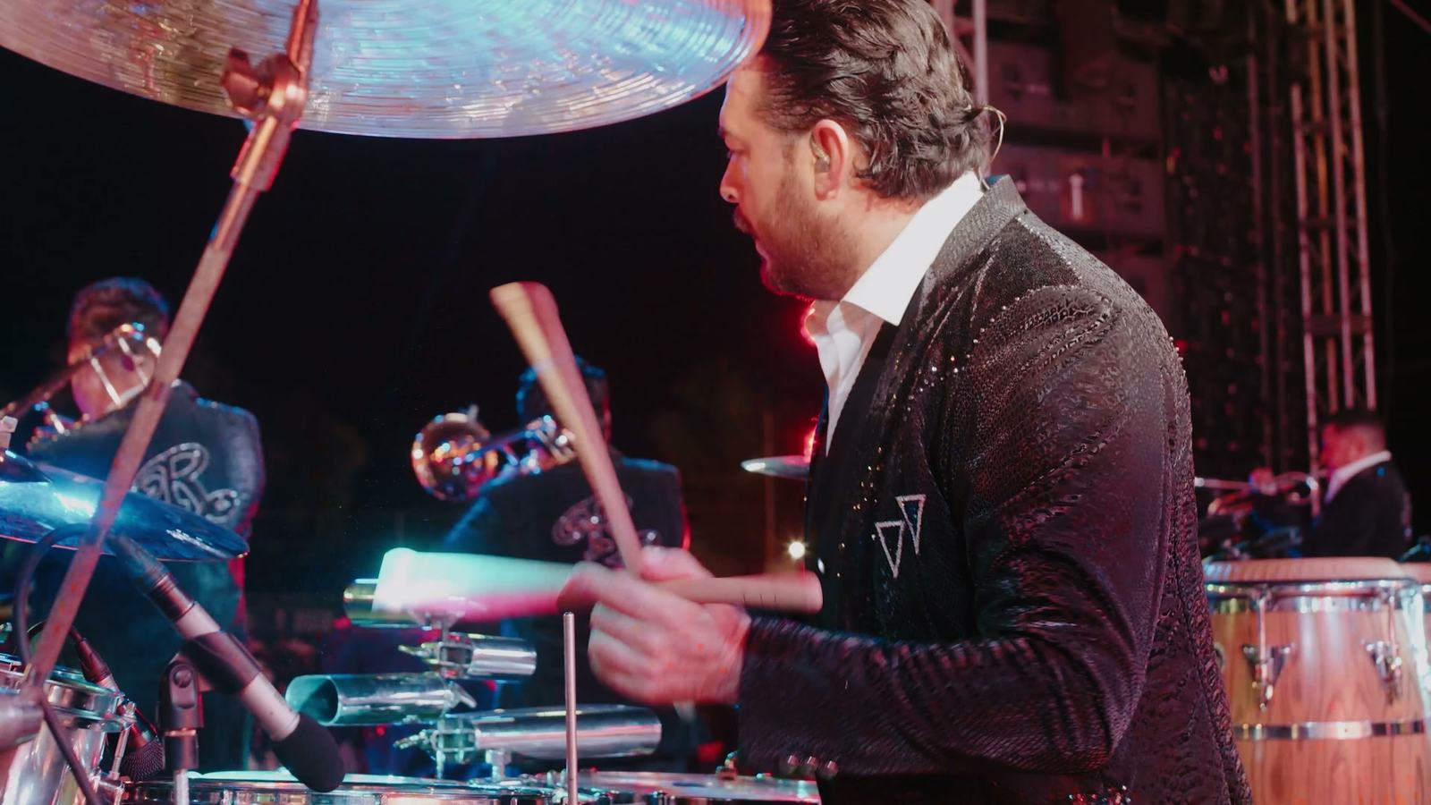Percusión y tambora de El Recodo en primer plano
